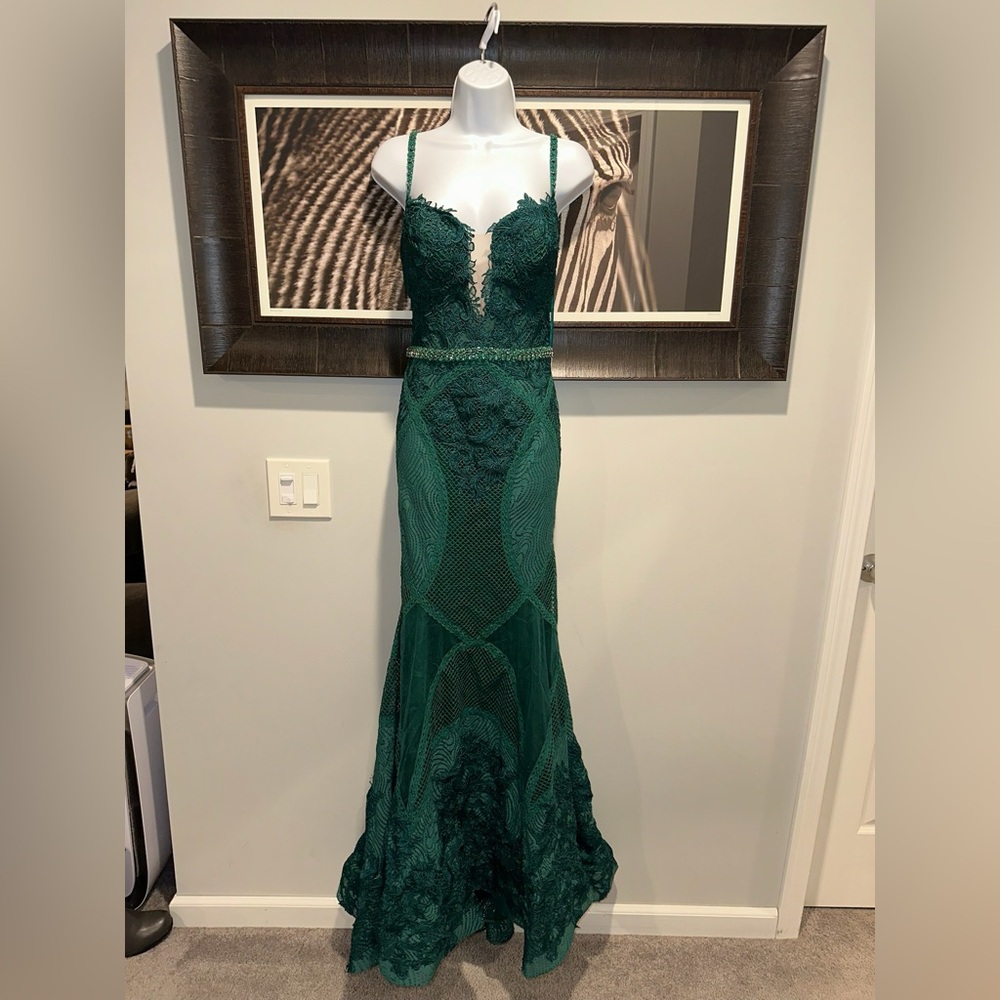 NWOT Mac Duggal Embroidered Sleeveless Plunge Neck Trumpet Gown